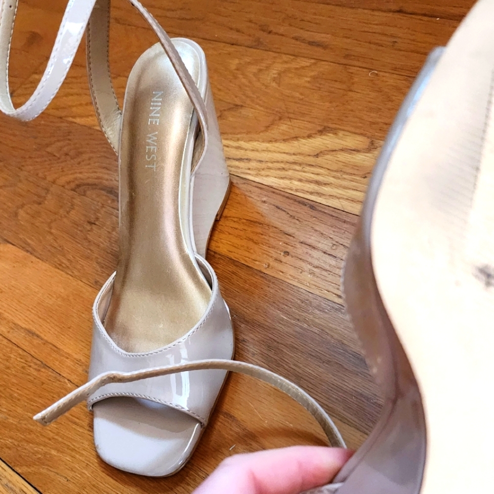 NINE WEST Beige Pewter Leather Wedge Shoes Size 7.5, New